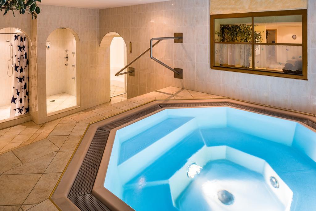 Hotel Forer Ladis Buitenkant foto