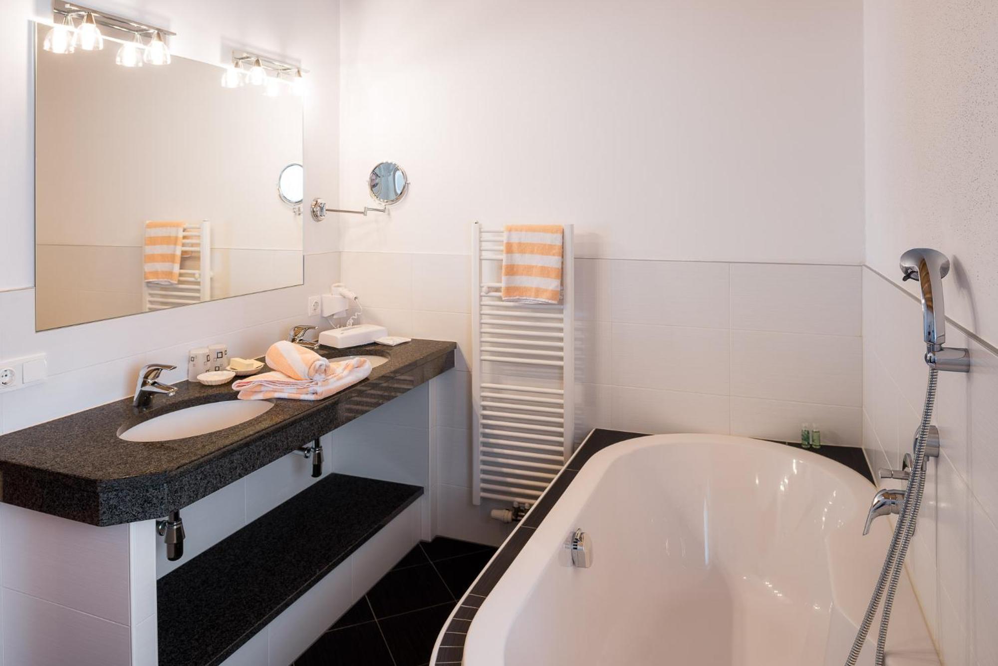 Hotel Forer Ladis Buitenkant foto