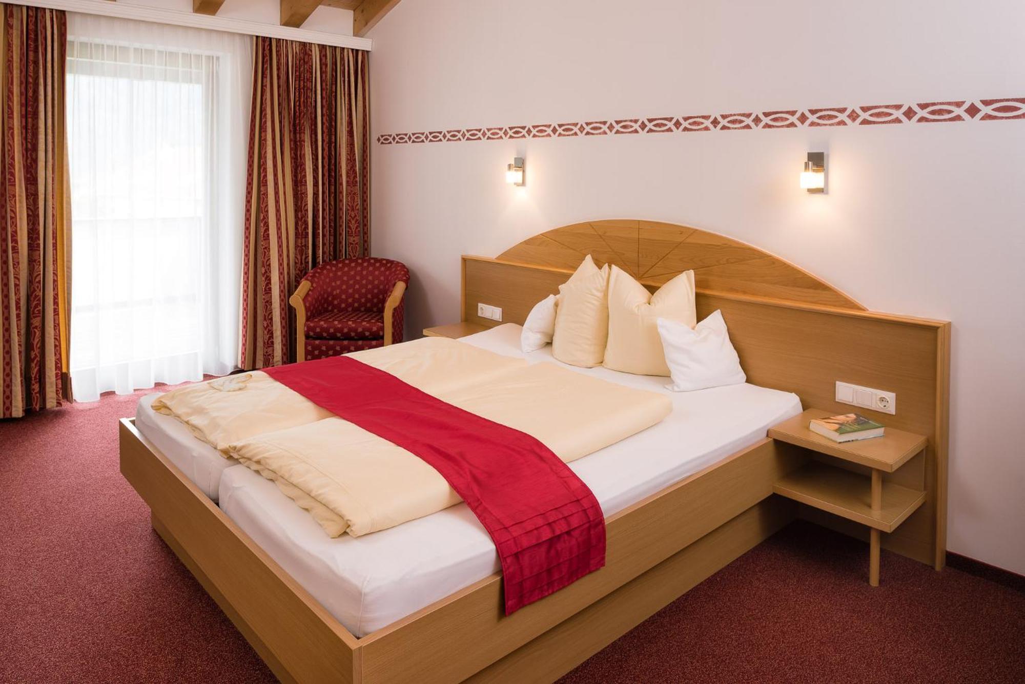 Hotel Forer Ladis Buitenkant foto