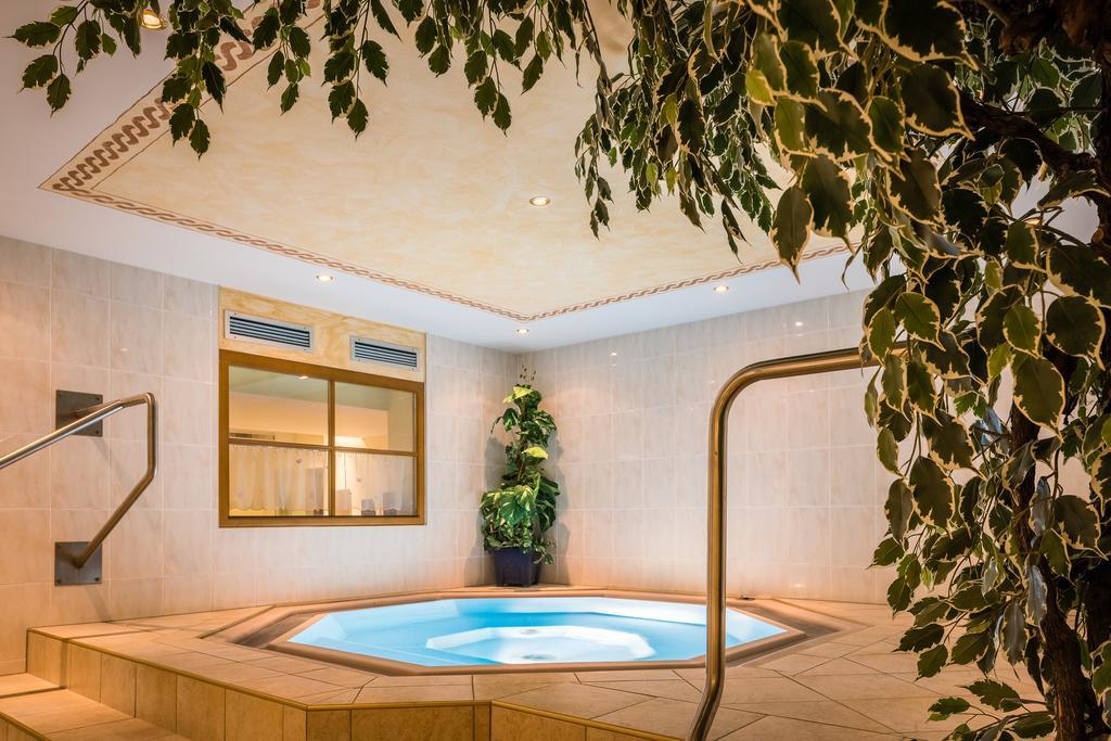 Hotel Forer Ladis Buitenkant foto