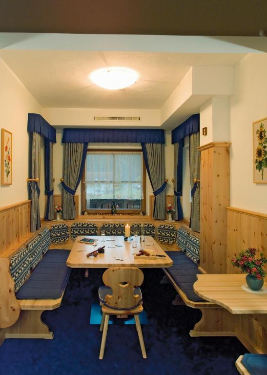 Hotel Forer Ladis Buitenkant foto